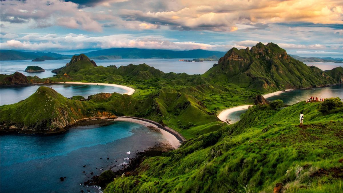 Pulau Komodo, destinasi eksotis di Indonesia, menawarkan pengalaman wisata yang tak terlupakan. Terletak di tenggara Nusa Tenggara, pulau ini terkenal karena keindahan alamnya yang memukau dan keberagaman hayati
