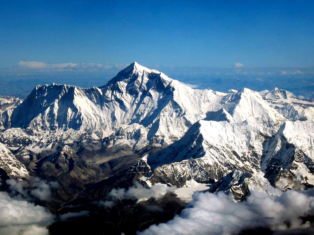 Berada di puncak dunia, Puncak Everest tidak hanya dikenal sebagai puncak tertinggi di planet ini tetapi juga sebagai tempat yang menawarkan keindahan alam yang luar biasa.