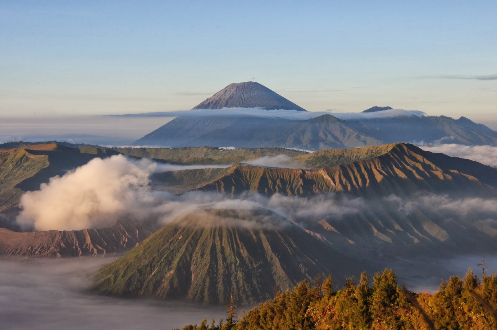 Pulau Jawa, dengan kekayaan alamnya yang memukau, menyimpan keajaiban tertingginya, Mahameru