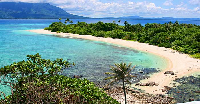 Pulau Natuna, sebuah surga tersembunyi di Indonesia, menyuguhkan panorama alam yang memikat hati.