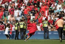Drama Argentina vs Maroko: Gol Dianulir, Fans Serbu Lapangan kemudian juga Kekesalan Lionel Messi